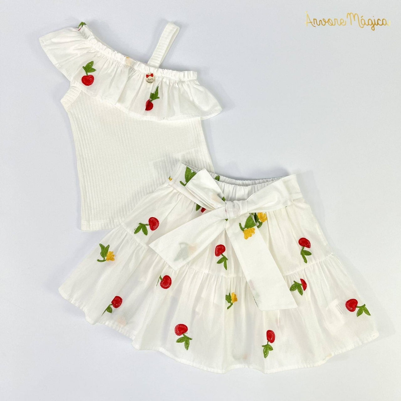 Conjunto Infantil Momi Flores & Cerejas Bordadas