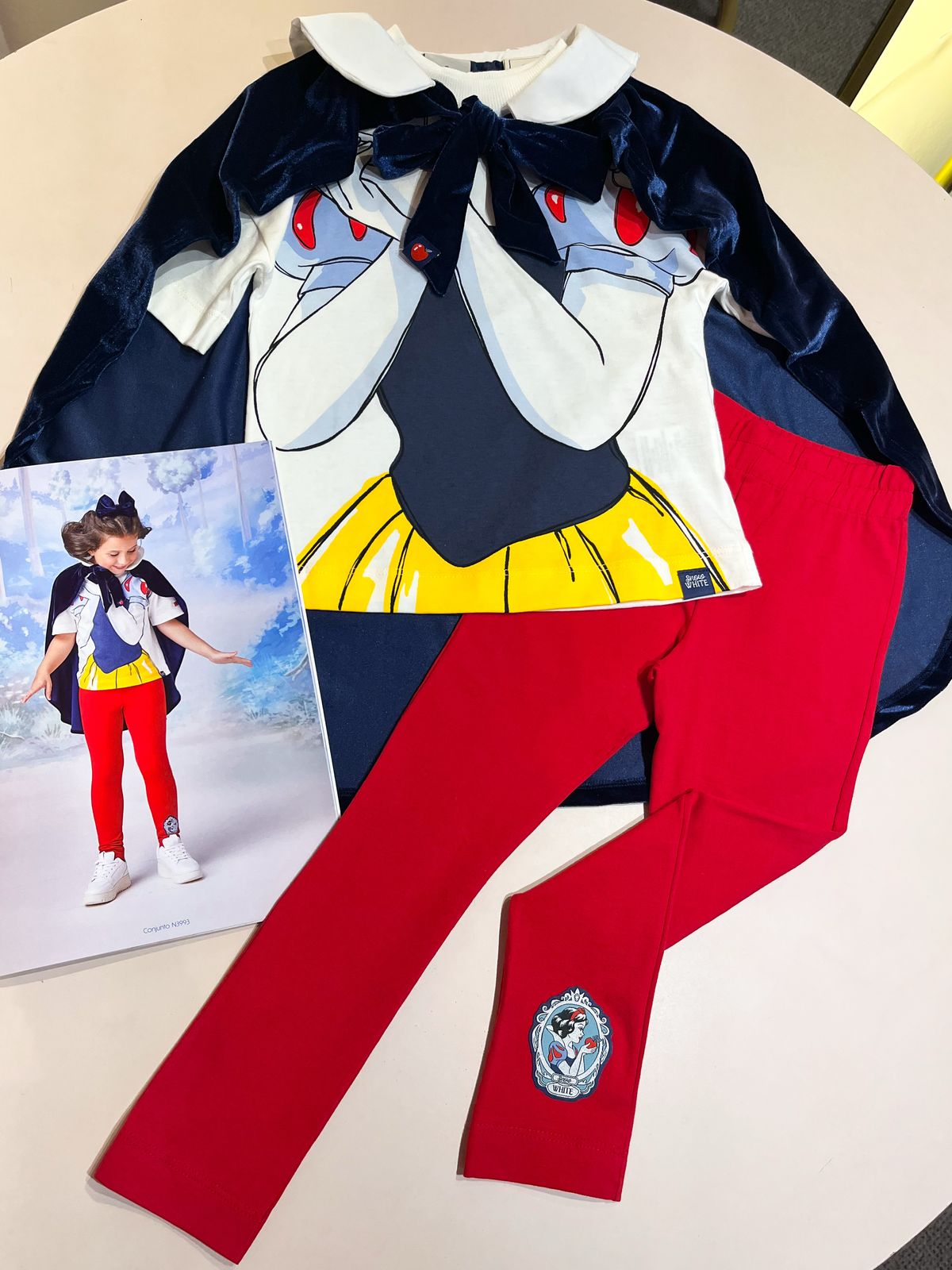 Conjunto Infantil Branca de Neve com Capa Disney Animê